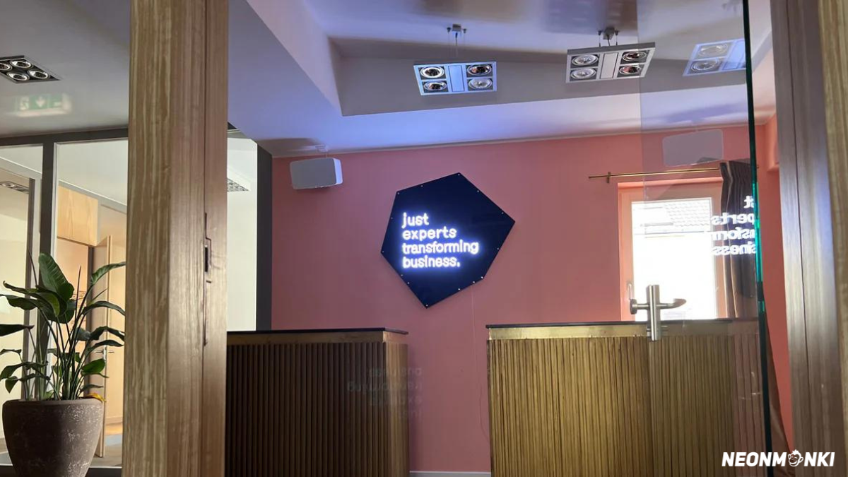 Retro-Charme mit einem Twist: Kreative Wege, Neonschilder in die moderne Innenarchitektur zu integrieren