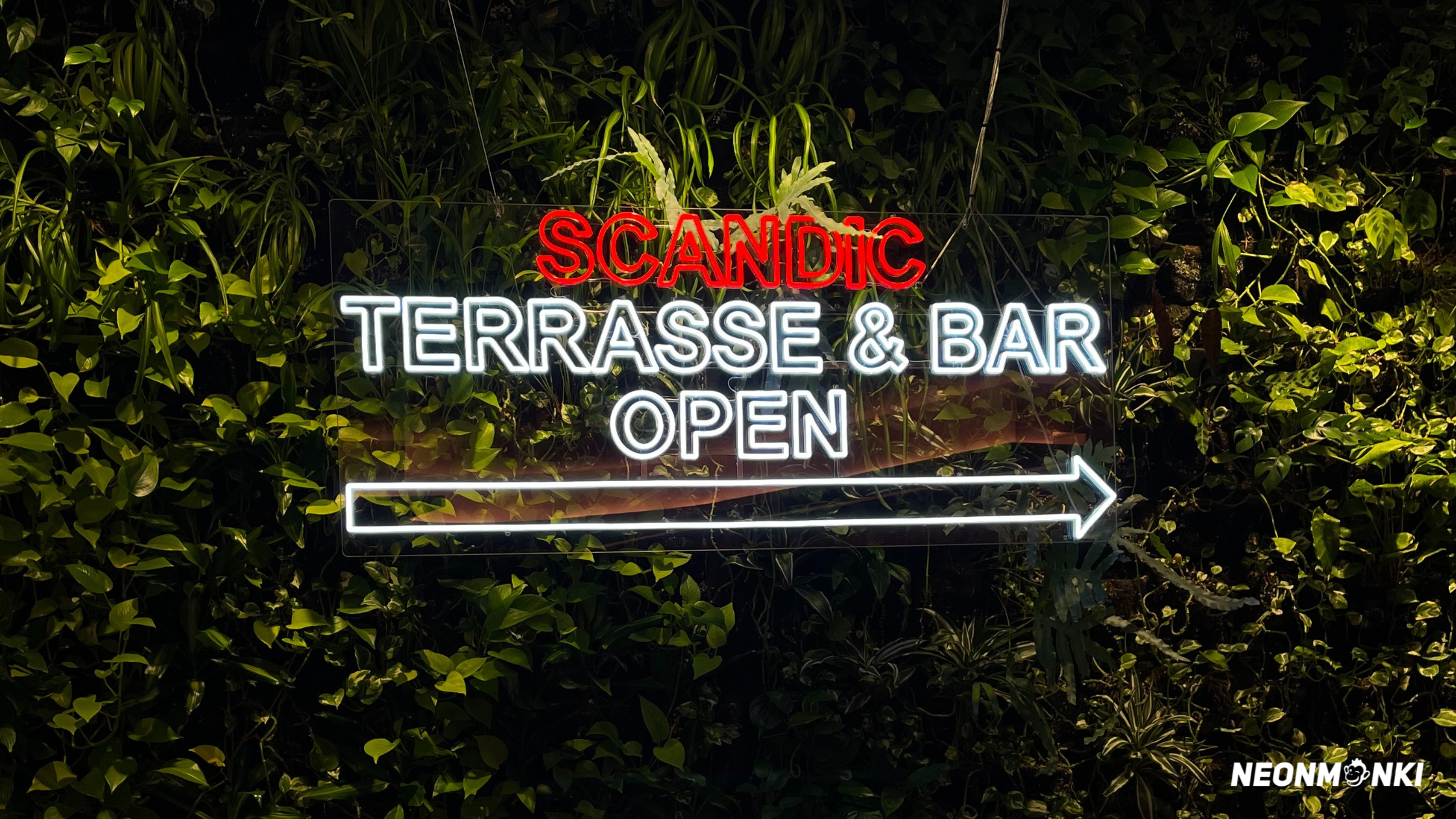 ge-ffnet-schild-beleuchtet-vs-klassisch