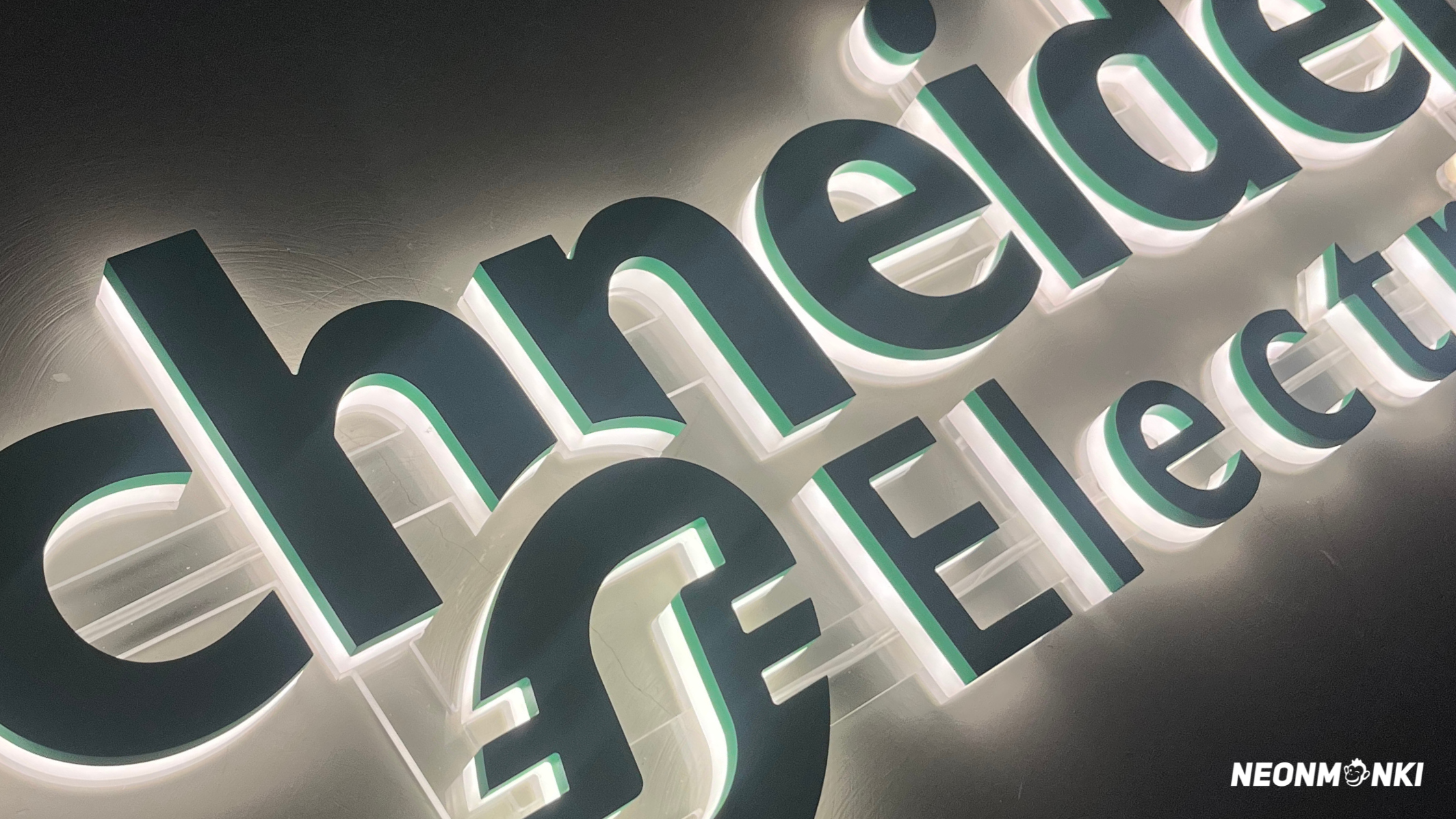 LED Leuchtreklame vs. Leuchtkasten für außen