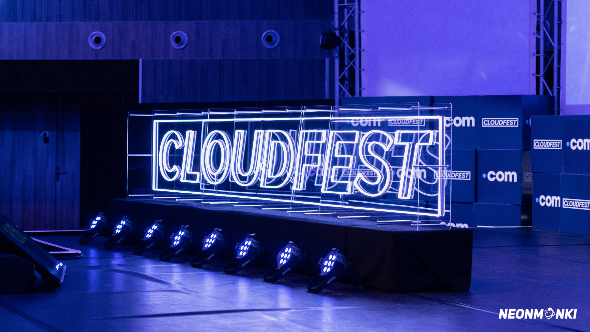 Neon Deko für Events: Wie Neon Schilder, Schriftzüge und Logos Deine Feier aufwerten