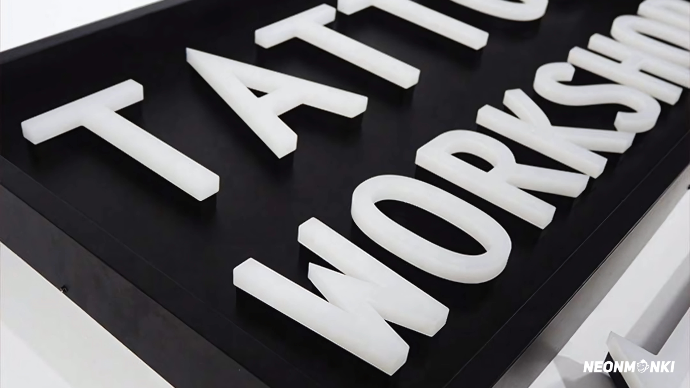 3D neon sign, LED logo, advertising lighting, outdoor lighting, or classic lighting? Discover now!