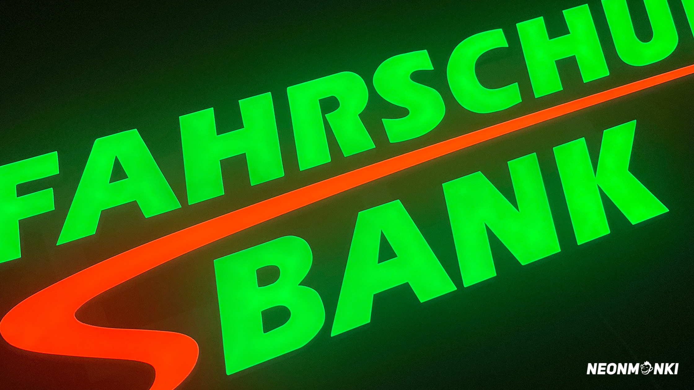 Publicidad de neón e iluminada en Frankfurt