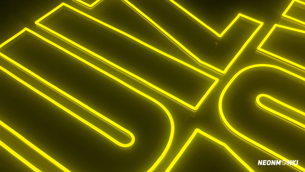 LED Zeichen vs. Neon Schriftzug