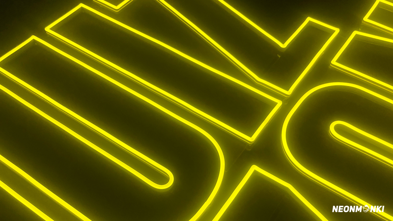 LED Zeichen vs. Neon Schriftzug