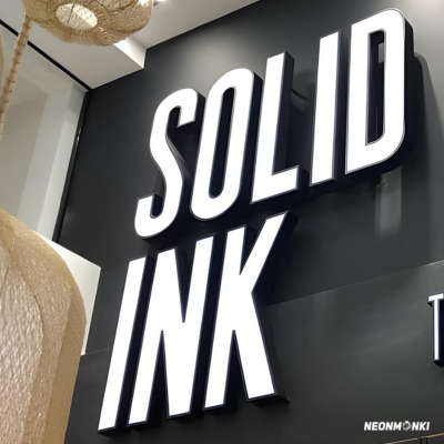 Leuchtreklame für Tattoostudios