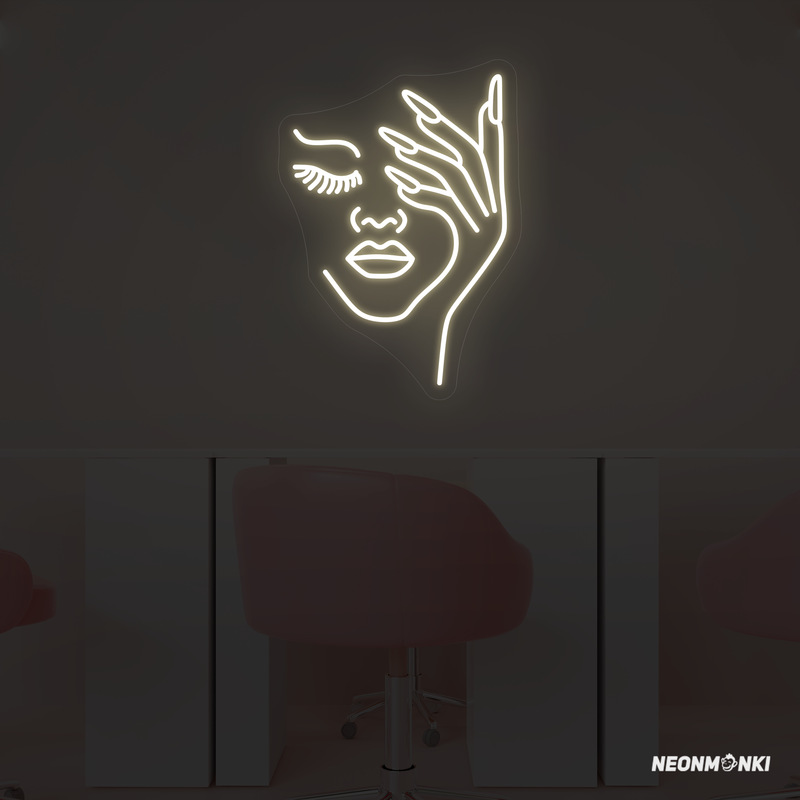 Eleganz an der Wand – Neon LED Frauengesicht mit langen Nägeln in Warmweiß